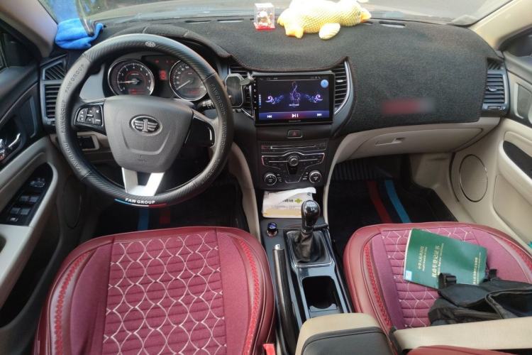 Used Bestune B50 2013 1.6L manual Comfort trim level Center Console