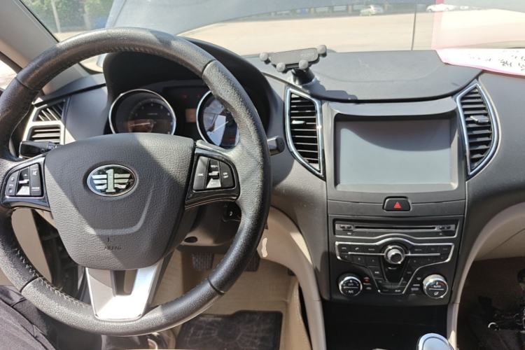 Used Bestune B50 2013 1.6L manual luxury version Center Console
