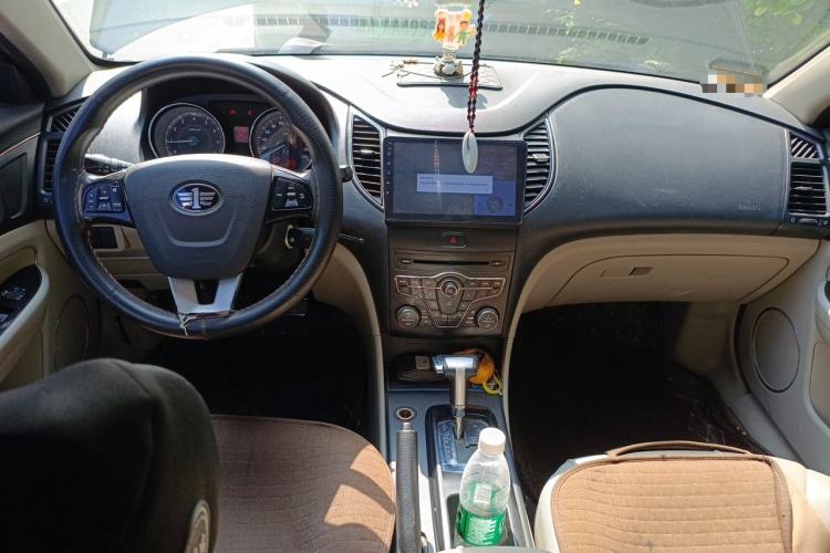Used Bestune B50 2013 1.6L automatic luxury version Center Console