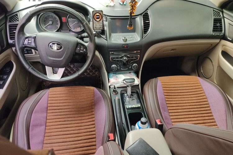 Used Bestune B50 2013 1.6L automatic luxury version Center Console
