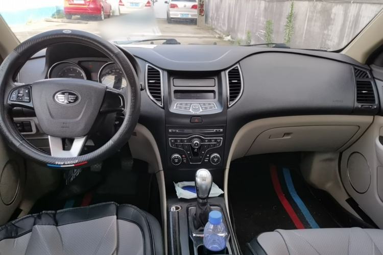Used Bestune B50 2013 1.6L manual Comfort trim level Center Console