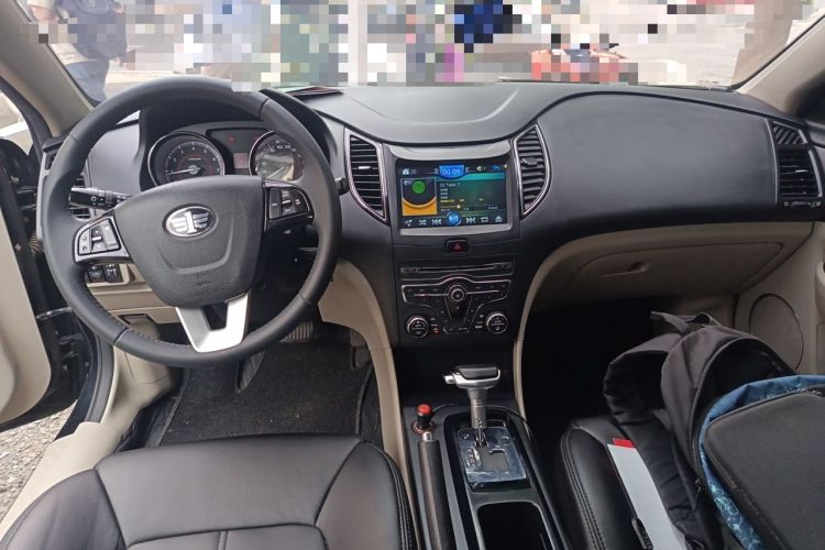 Used Bestune B50 2013 1.6L automatic luxury version Center Console