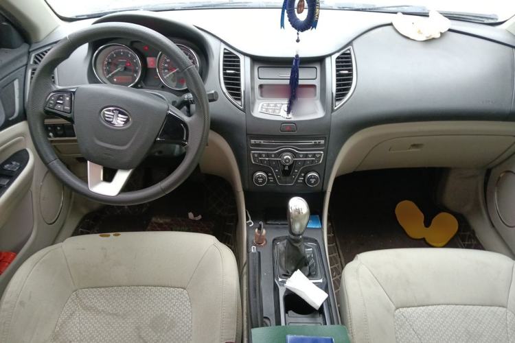 Used Bestune B50 2013 1.6L manual Comfort trim level Center Console