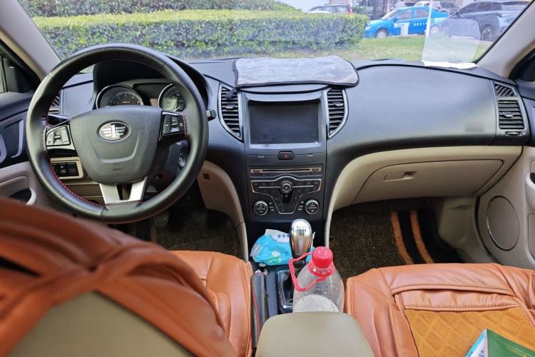 Used Bestune B50 2013 1.6L manual luxury version Center Console