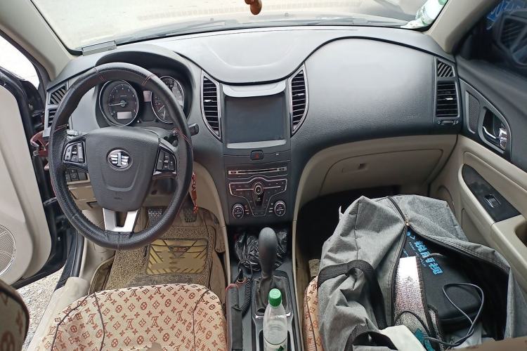 Used Bestune B50 2013 1.6L manual luxury version Center Console