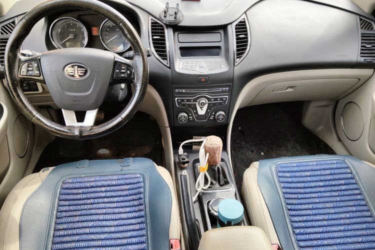 Used Bestune B50 2013 1.6L manual luxury version Center Console