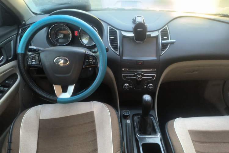 Used Bestune B50 2013 1.6L manual luxury version Center Console