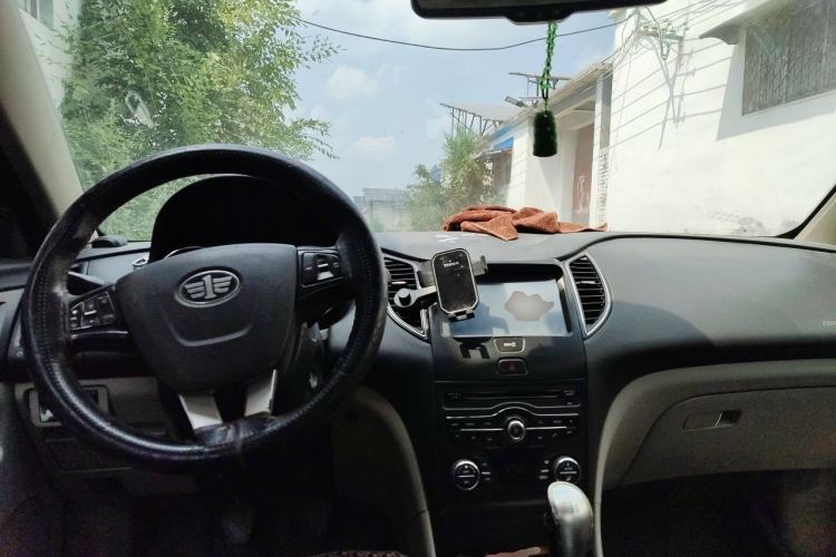 Used Bestune B50 2013 1.6L manual luxury version Center Console