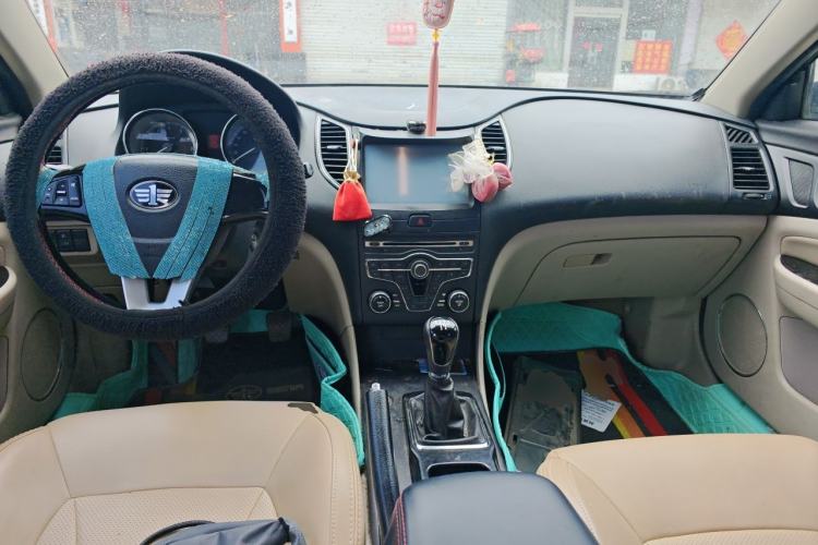 Used Bestune B50 2013 1.6L manual Comfort trim level Center Console