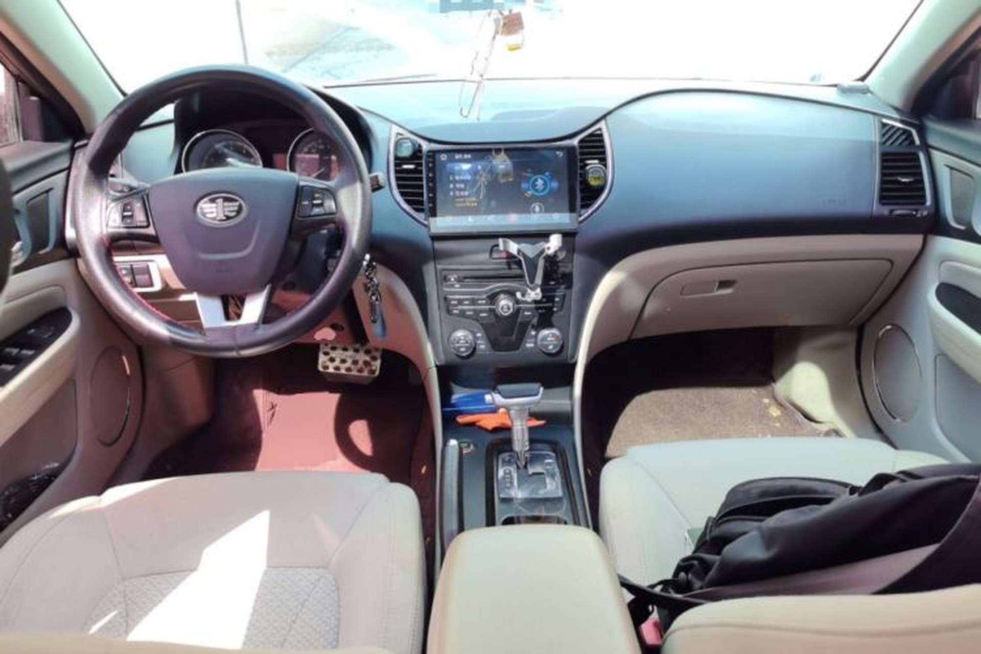 Used Bestune B50 2013 1.6L automatic luxury version Center Console