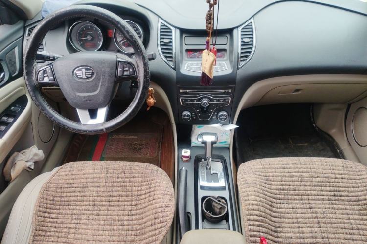 Used Bestune B50 2013 1.6L automatic luxury version Center Console