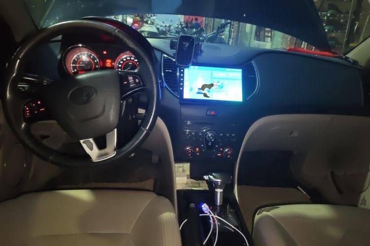 Used Bestune B50 2013 1.6L automatic luxury version Center Console