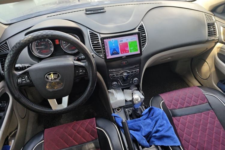 Used Bestune B50 2013 1.6L manual luxury version Center Console