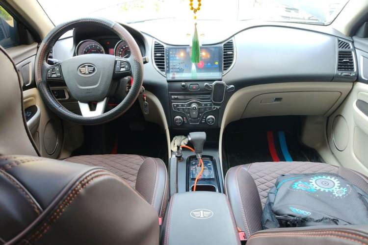 Used Bestune B50 2013 1.6L automatic luxury version Center Console