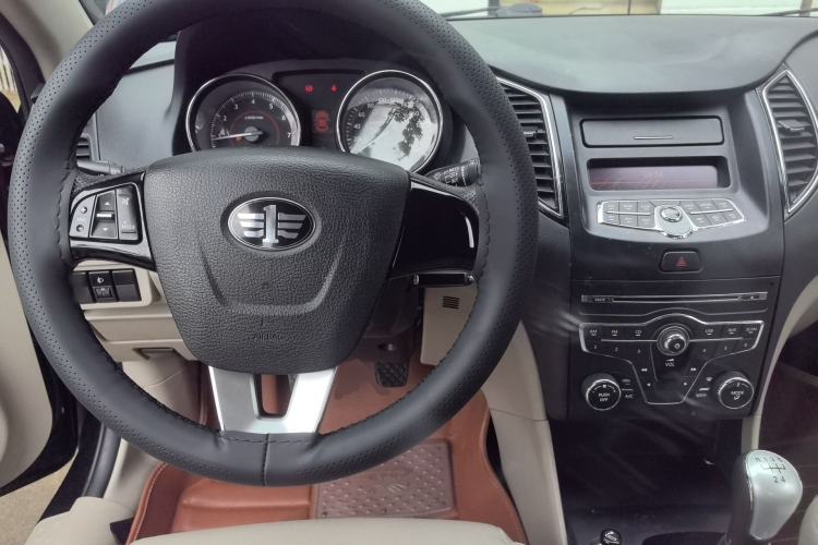 Used Bestune B50 2013 1.6L manual Comfort trim level Center Console
