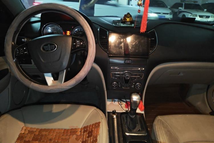 Used Bestune B50 2013 1.6L manual luxury version Center Console