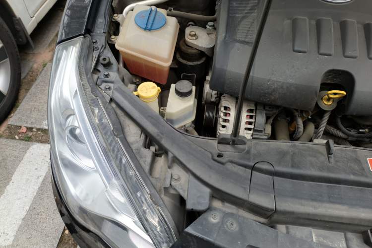 Used Bestune B50 2013 1.6L automatic luxury version Engine Bay Right