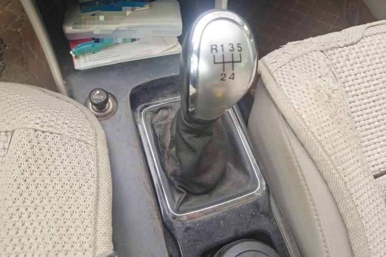 Used Bestune B50 2013 1.6L manual Comfort trim level Gear Lever