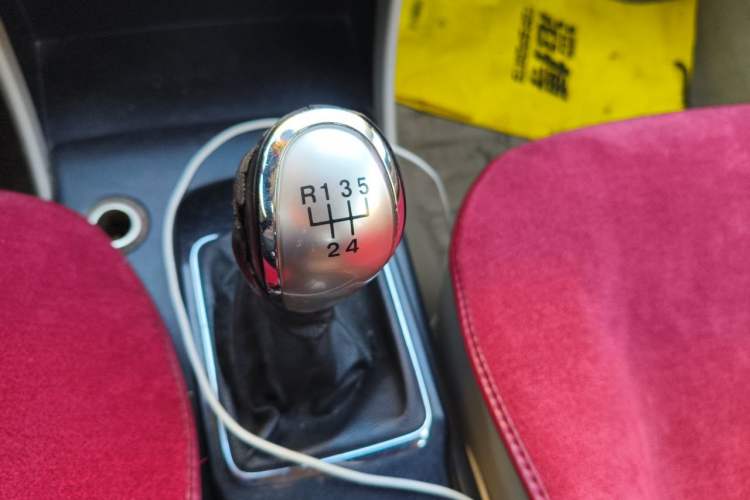 Used Bestune B50 2013 1.6L manual Comfort trim level Gear Lever