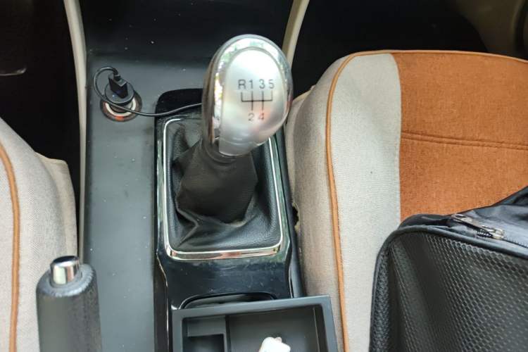 Used Bestune B50 2013 1.6L manual Comfort trim level Gear Lever