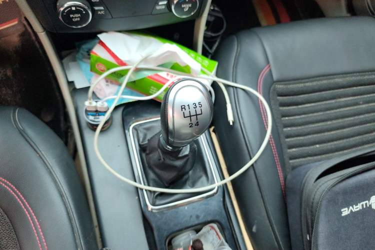 Used Bestune B50 2013 1.6L manual Comfort trim level Gear Lever