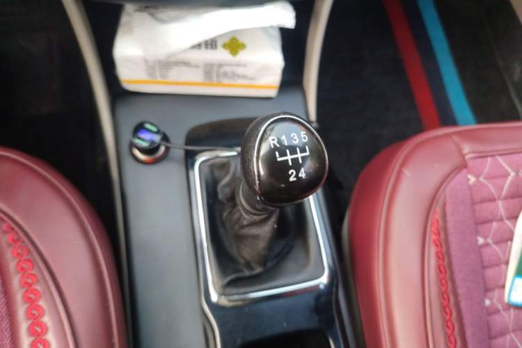 Used Bestune B50 2013 1.6L manual Comfort trim level Gear Lever