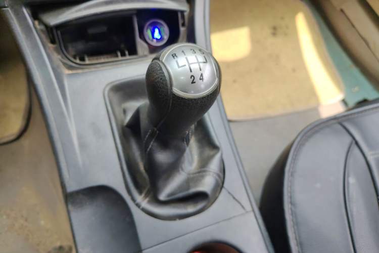 Used Bestune B50 2013 1.6L manual Comfort trim level Gear Lever