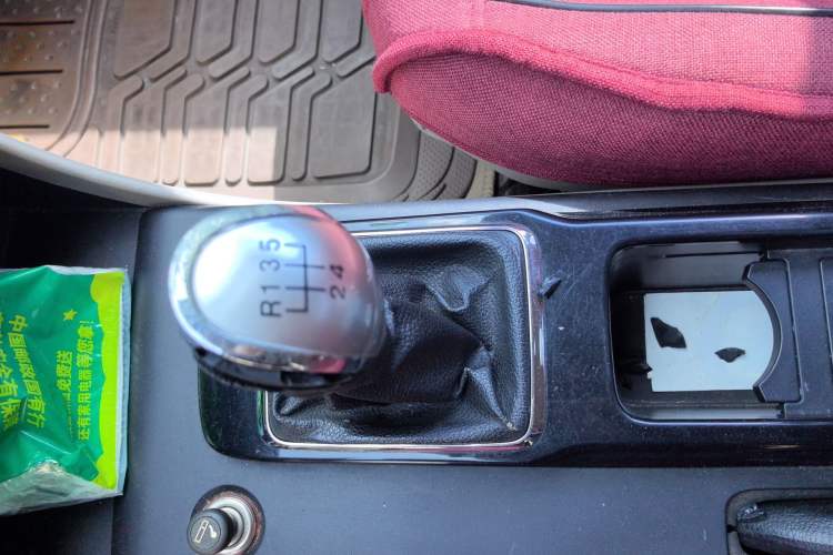 Used Bestune B50 2013 1.6L manual Comfort trim level Gear Lever