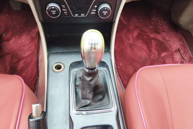 Used Bestune B50 2013 1.6L manual Comfort trim level Gear Lever