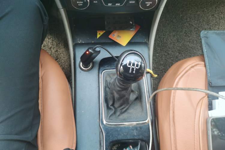 Used Bestune B50 2013 1.6L manual Comfort trim level Gear Lever