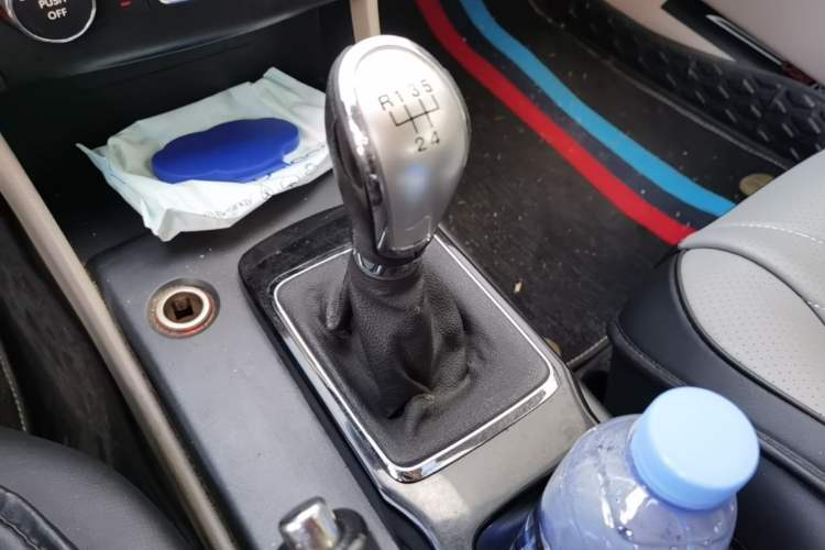 Used Bestune B50 2013 1.6L manual Comfort trim level Gear Lever