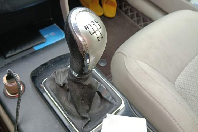 Used Bestune B50 2013 1.6L manual Comfort trim level Gear Lever