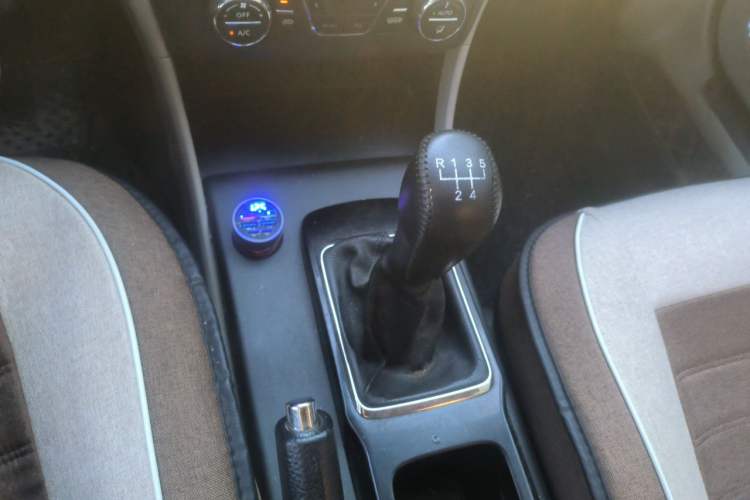 Used Bestune B50 2013 1.6L manual luxury version Gear Lever