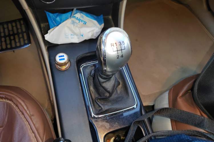 Used Bestune B50 2013 1.6L manual Comfort trim level Gear Lever