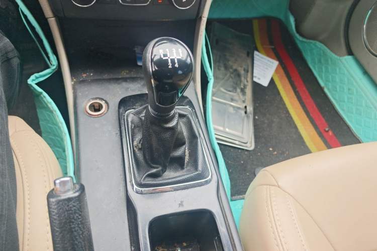 Used Bestune B50 2013 1.6L manual Comfort trim level Gear Lever