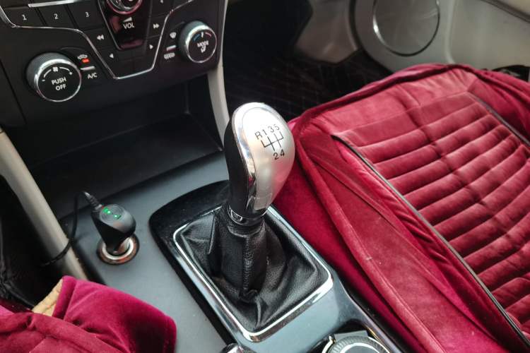 Used Bestune B50 2013 1.6L manual Comfort trim level Gear Lever