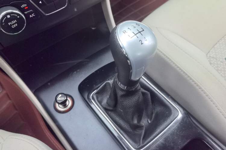 Used Bestune B50 2013 1.6L manual Comfort trim level Gear Lever