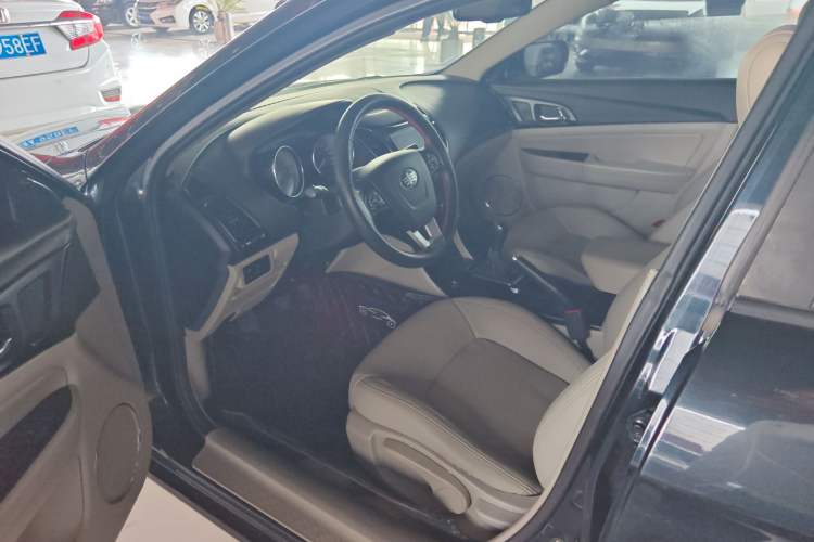Used Bestune B50 2013 1.6L manual luxury version Interior 1