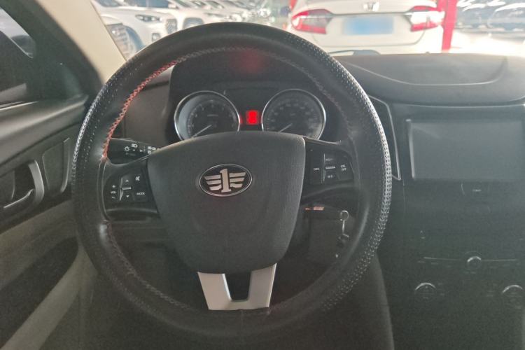Used Bestune B50 2013 1.6L manual luxury version Interior 4