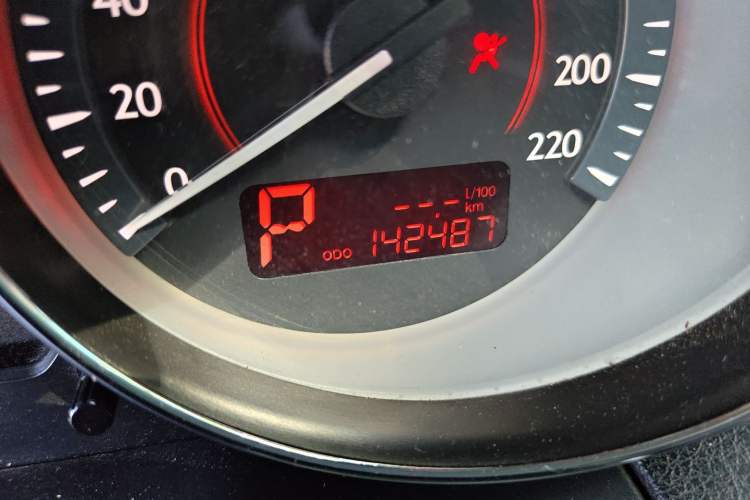 Used Bestune B50 2013 1.6L automatic luxury version Odometer Close Up