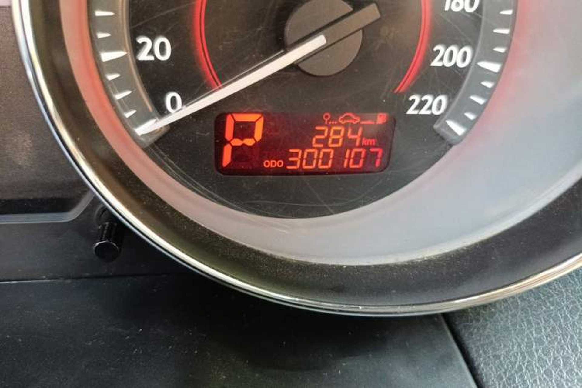 Used Bestune B50 2013 1.6L automatic luxury version Odometer Close Up