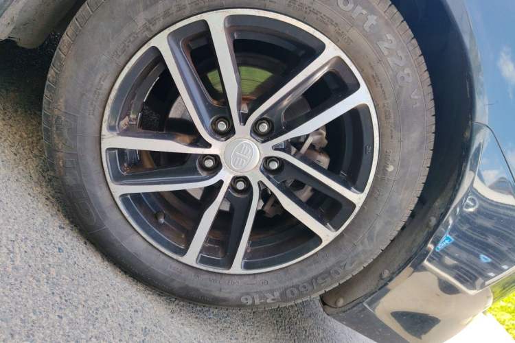 Used Bestune B50 2013 1.6L automatic luxury version Right Front Wheel Hub