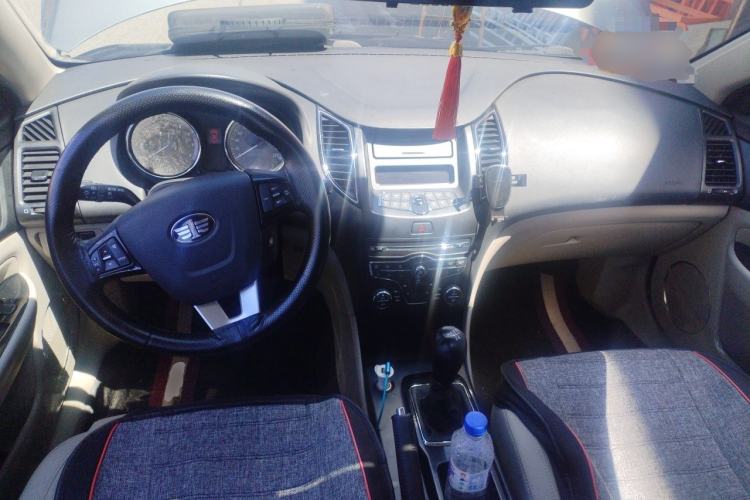 Used Bestune B50 2013 1.6L manual luxury version Center Console