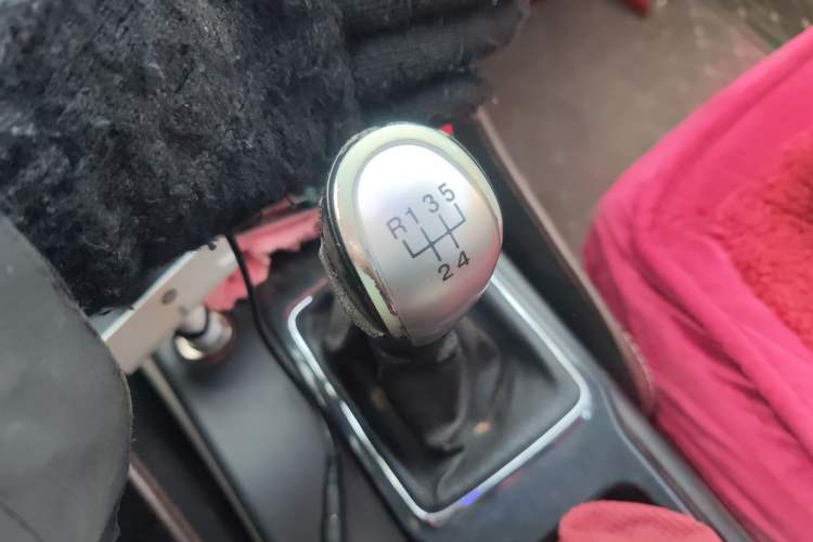 Used Bestune B50 2013 1.6L manual Comfort trim level Gear Lever