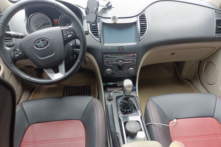Used Bestune B50 2013 1.6L manual luxury version Center Console