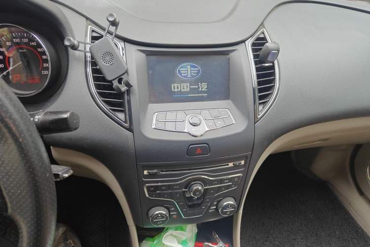 Used Bestune B50 2013 1.6L automatic luxury version Audio And AC Panel