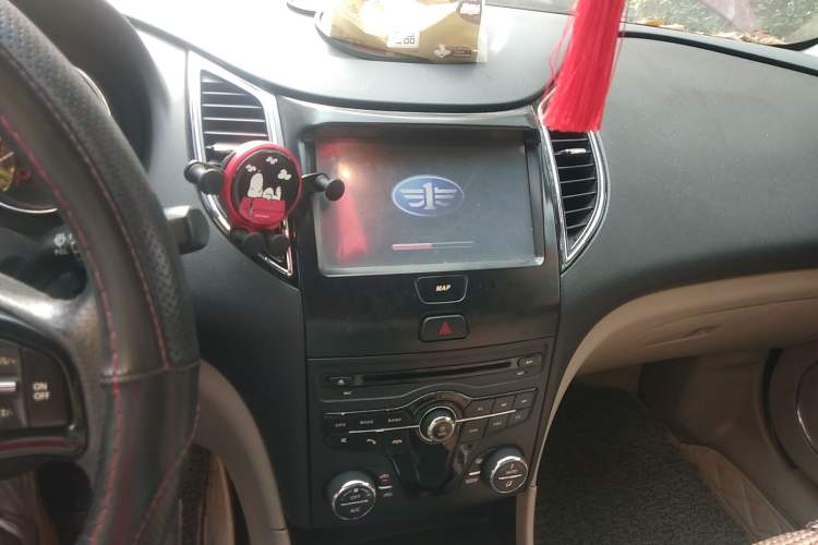 Used Bestune B50 2013 1.6L automatic luxury version Audio And AC Panel