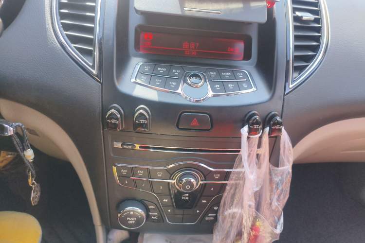 Used Bestune B50 2013 1.6L manual Comfort trim level Audio And AC Panel