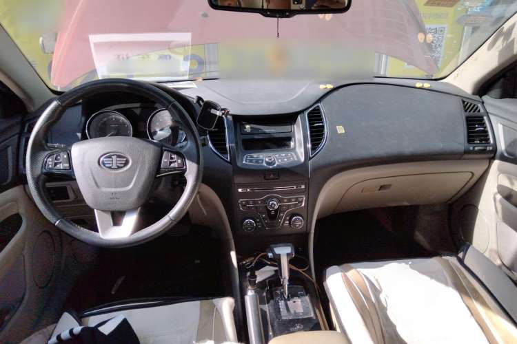 Used Bestune B50 2013 1.6L automatic luxury version Center Console