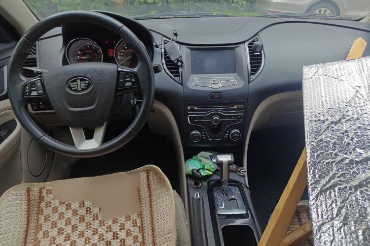 Used Bestune B50 2013 1.6L automatic luxury version Center Console